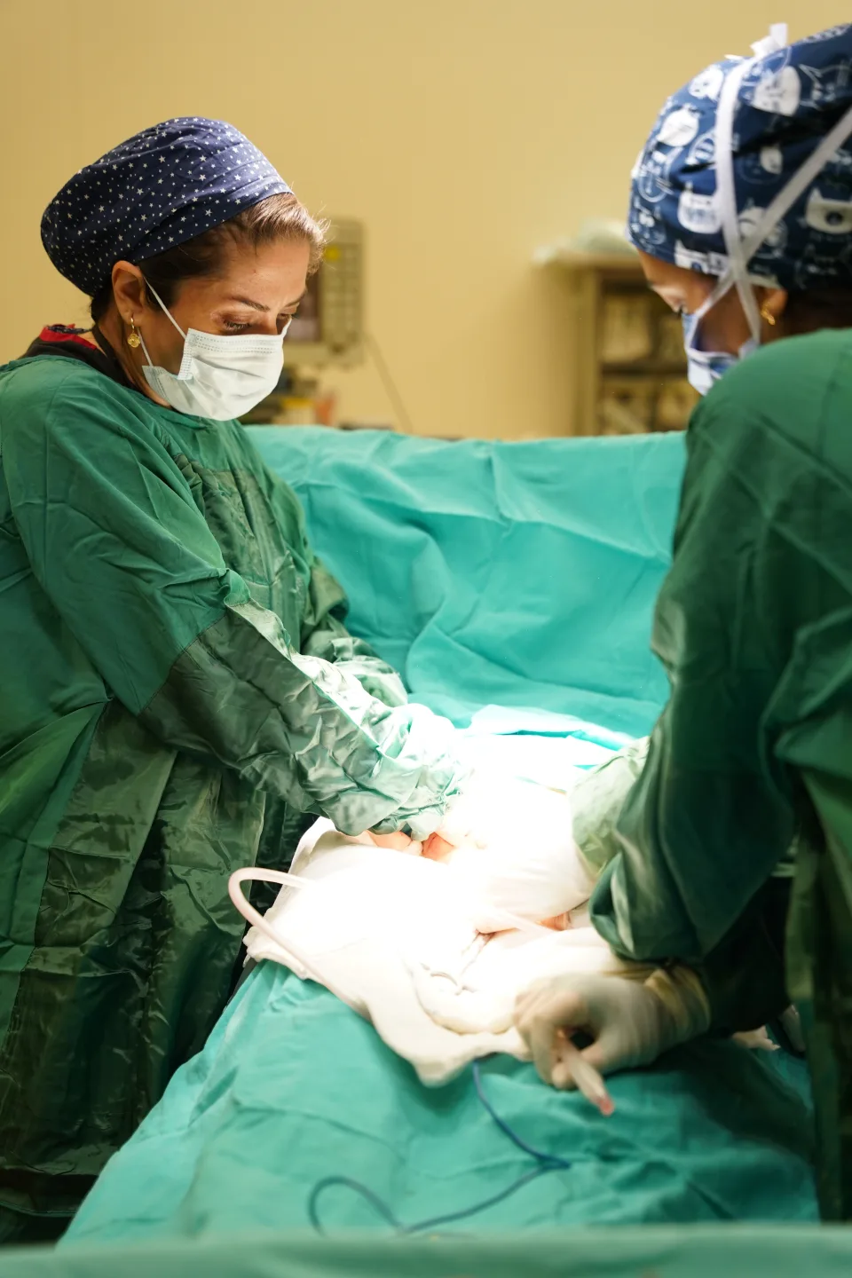 Op. Dr. Rabia Başer Açıkgöz cerrahi ekip ile çalışırken